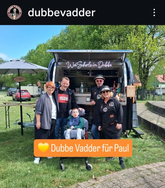 Paul zu Gast bei Dubbe Vadder Paul und seine Familie vor dem Wagen von Dubbe Vadder